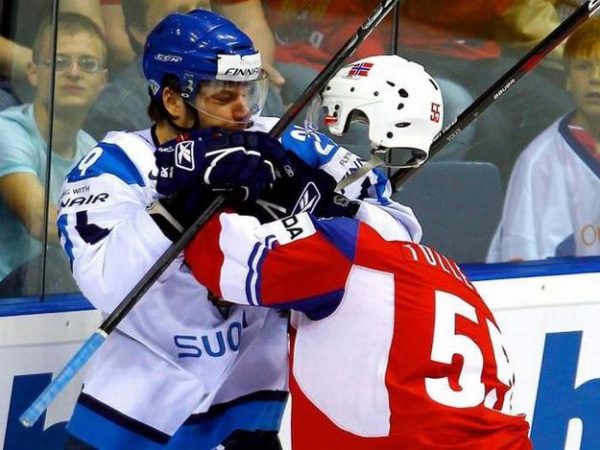 Optical illusions playing hockey