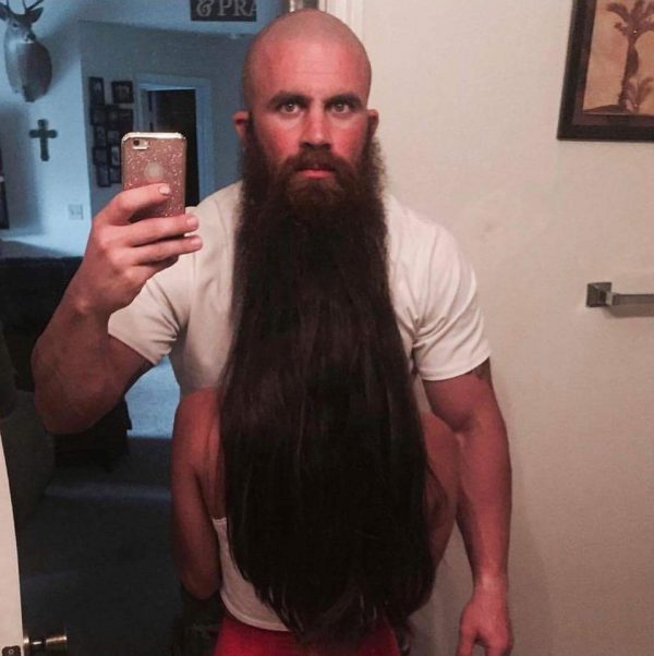 optical illusions - The longest beard ever 
